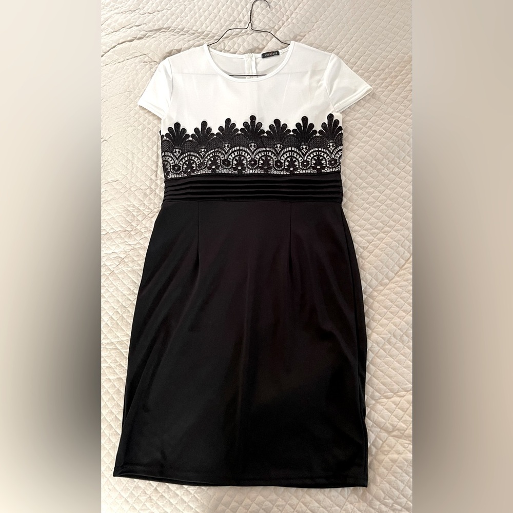 White and black Viennois dress size 10.
